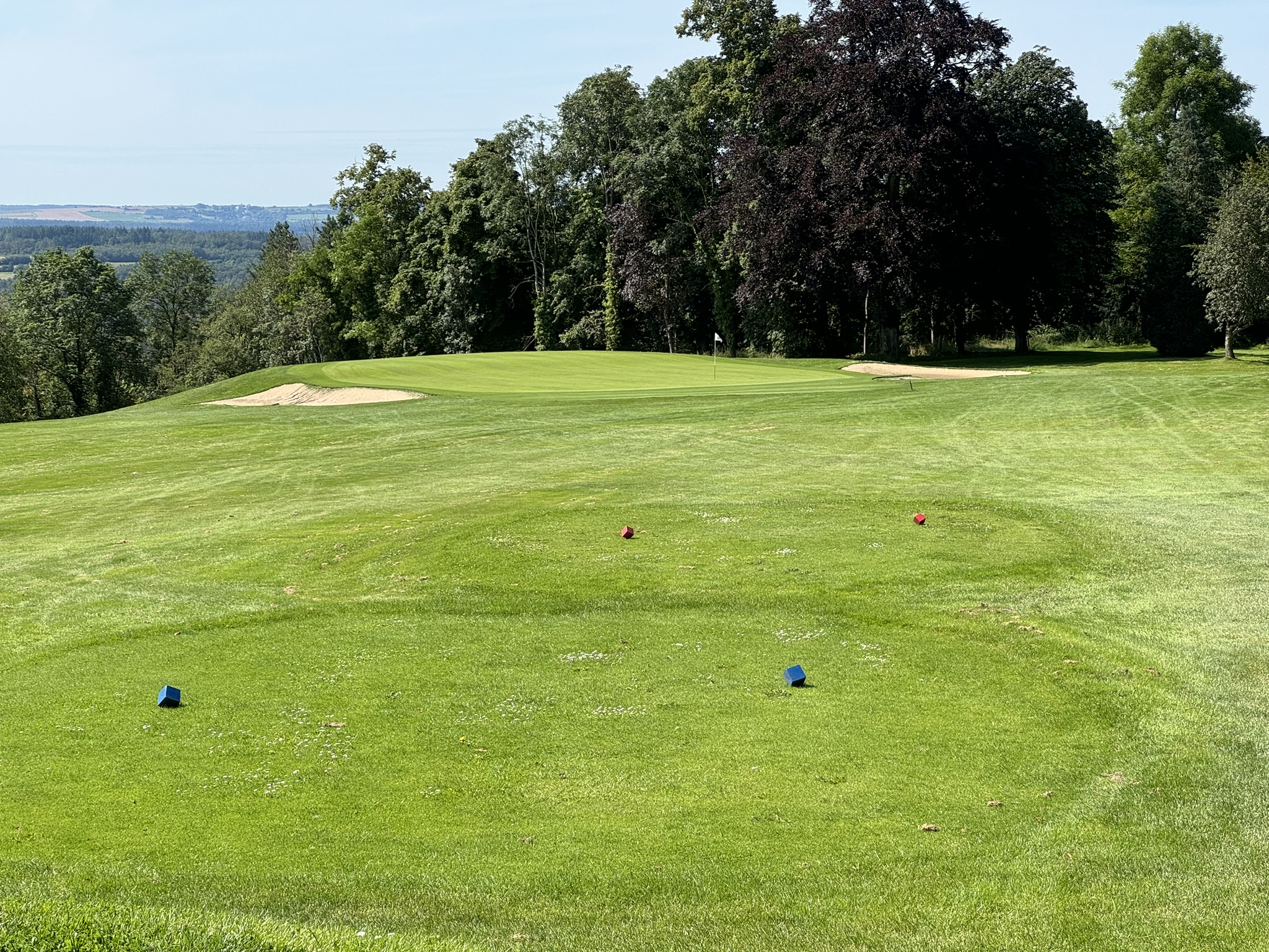 Golf Château Royal d'Ardenne - approche de green avec bunkers et vue