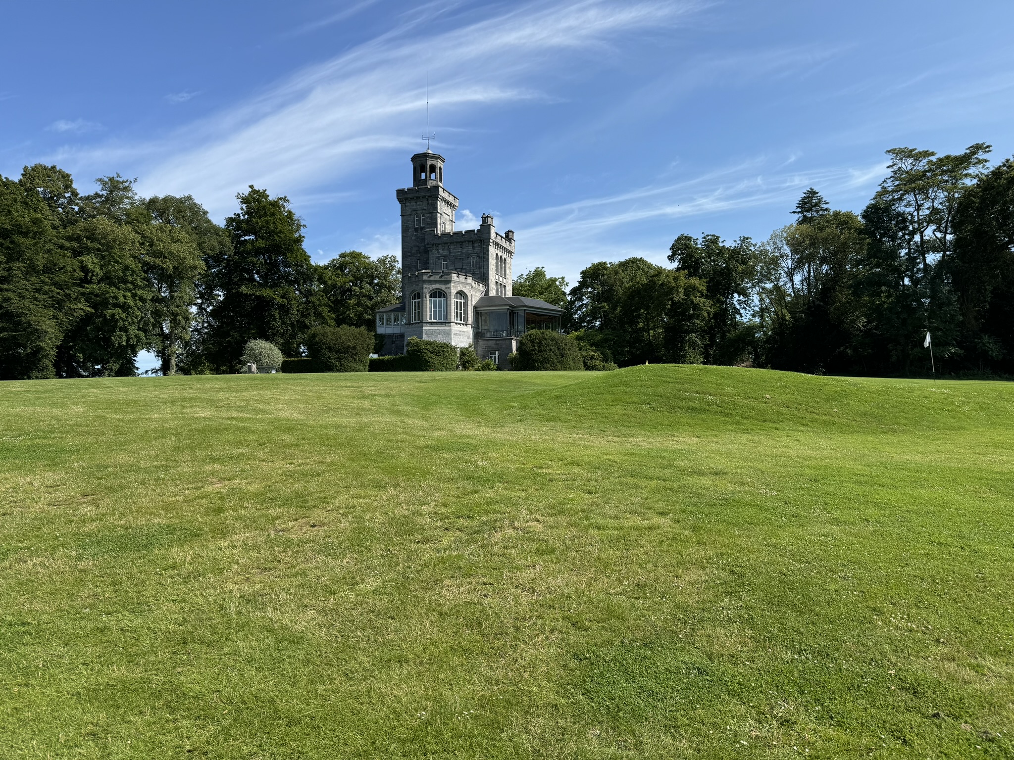 Golf Château Royal d'Ardenne - le château médiéval dominant le parcours