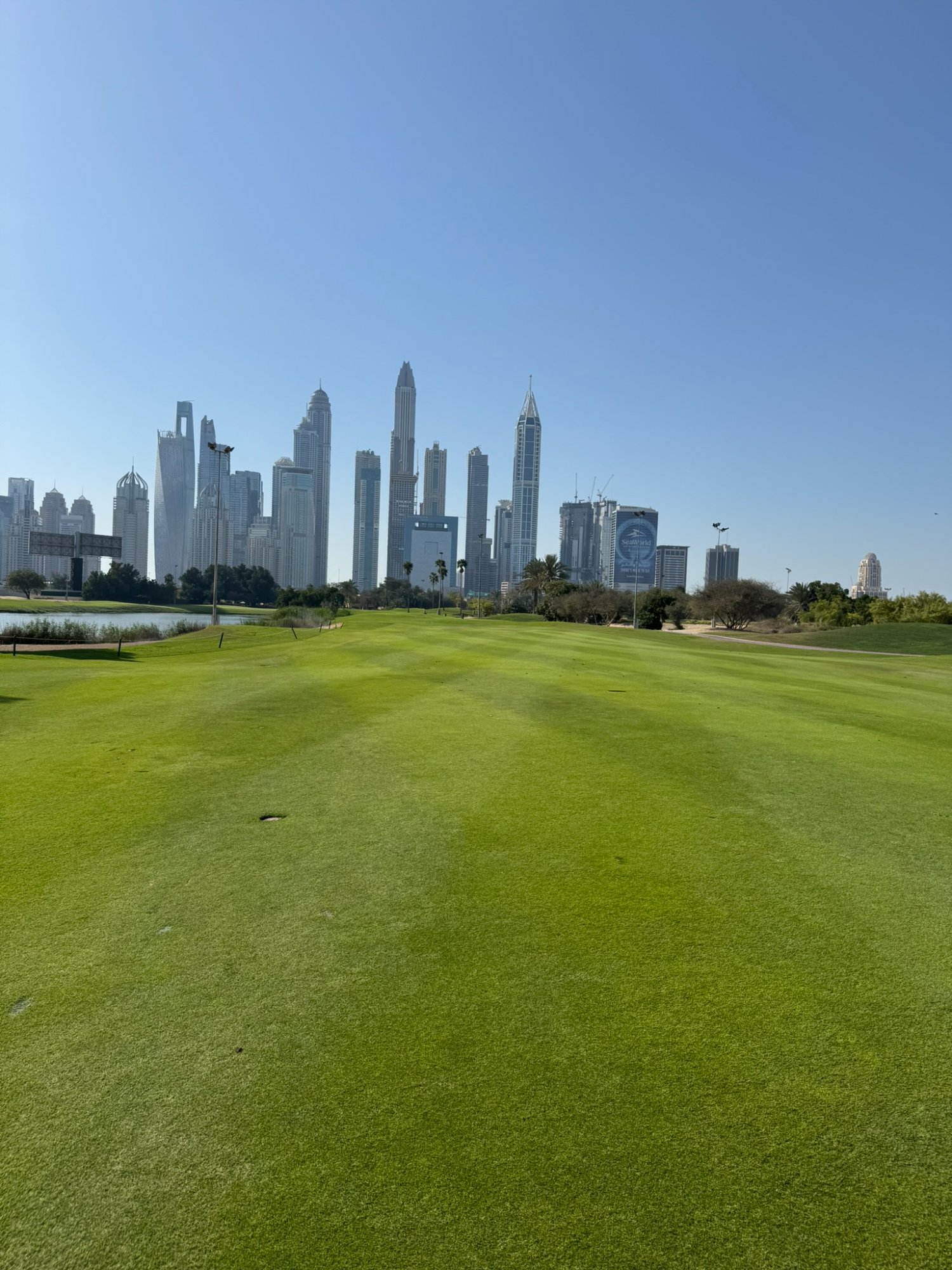 Emirates Golf Club - green avec skyline en journée