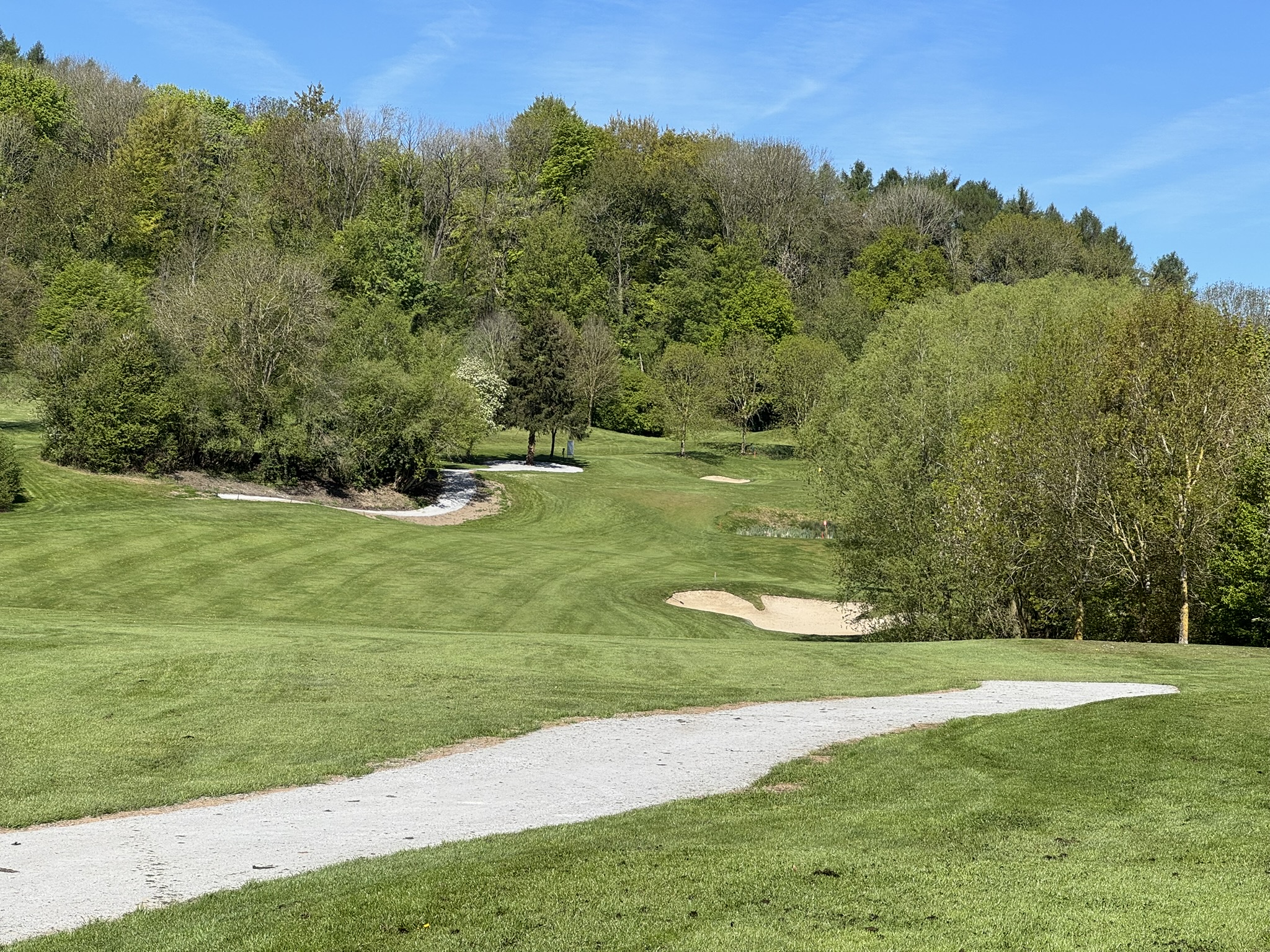 Golf Henri Chapelle Charlemagne - fairway avec bunkers et forêt