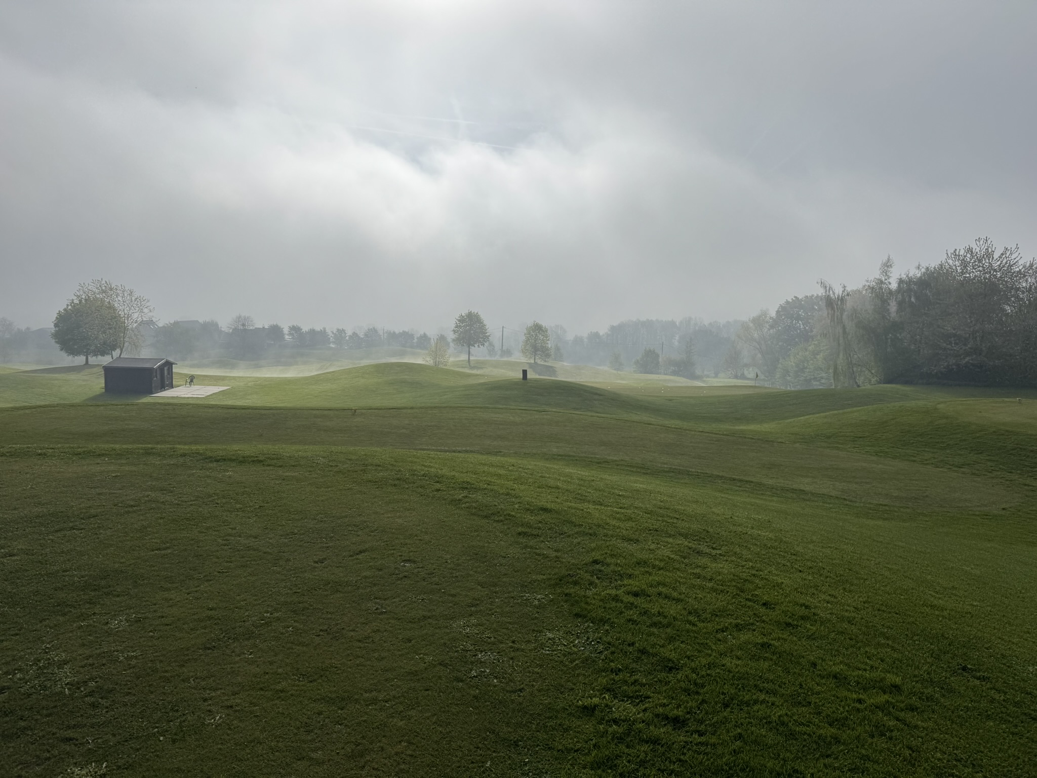 Golf Henri Chapelle Charlemagne - fairway vallonné sous la brume