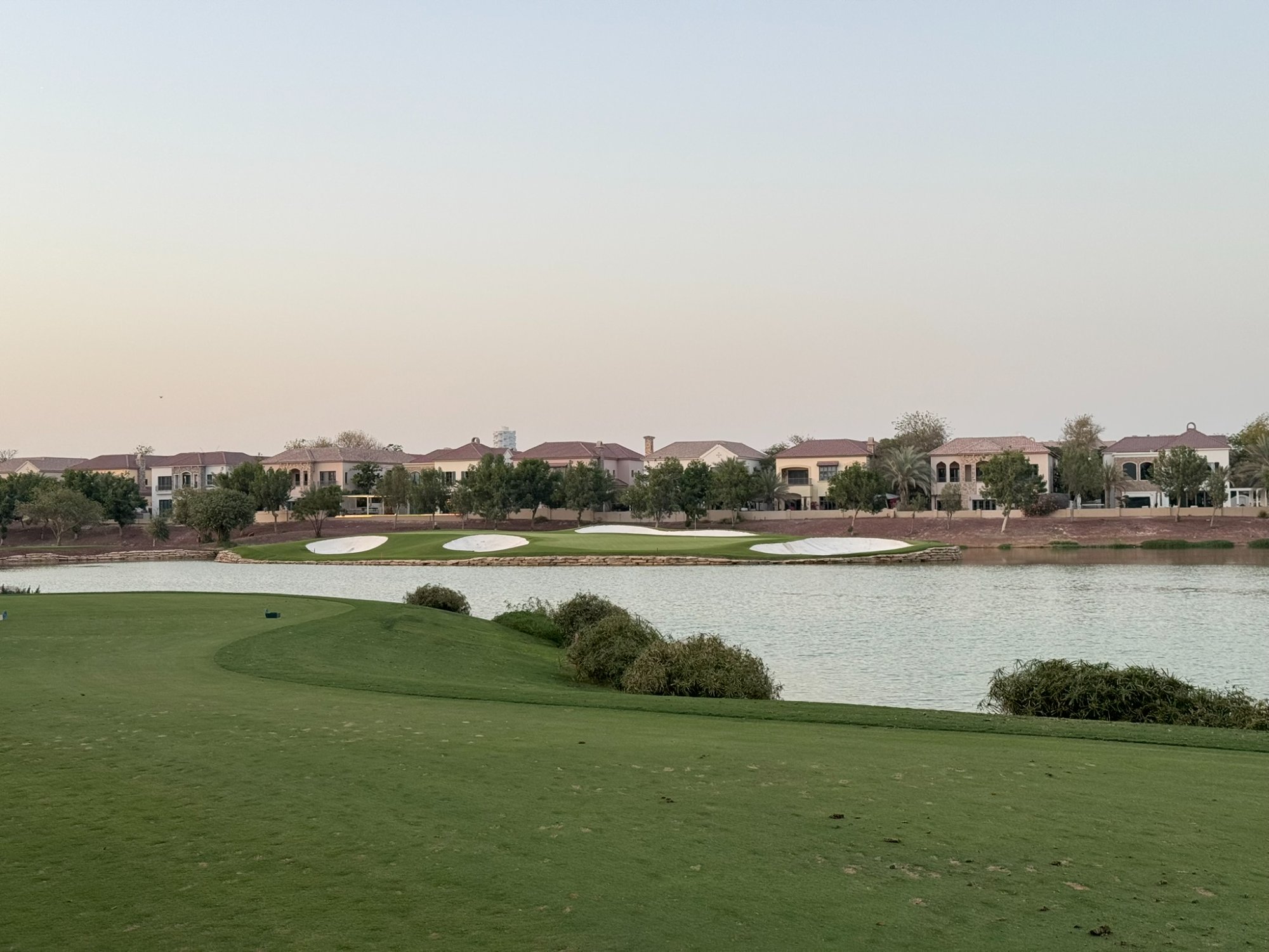 Jumeirah Golf Estate - island green avec lac au coucher du soleil