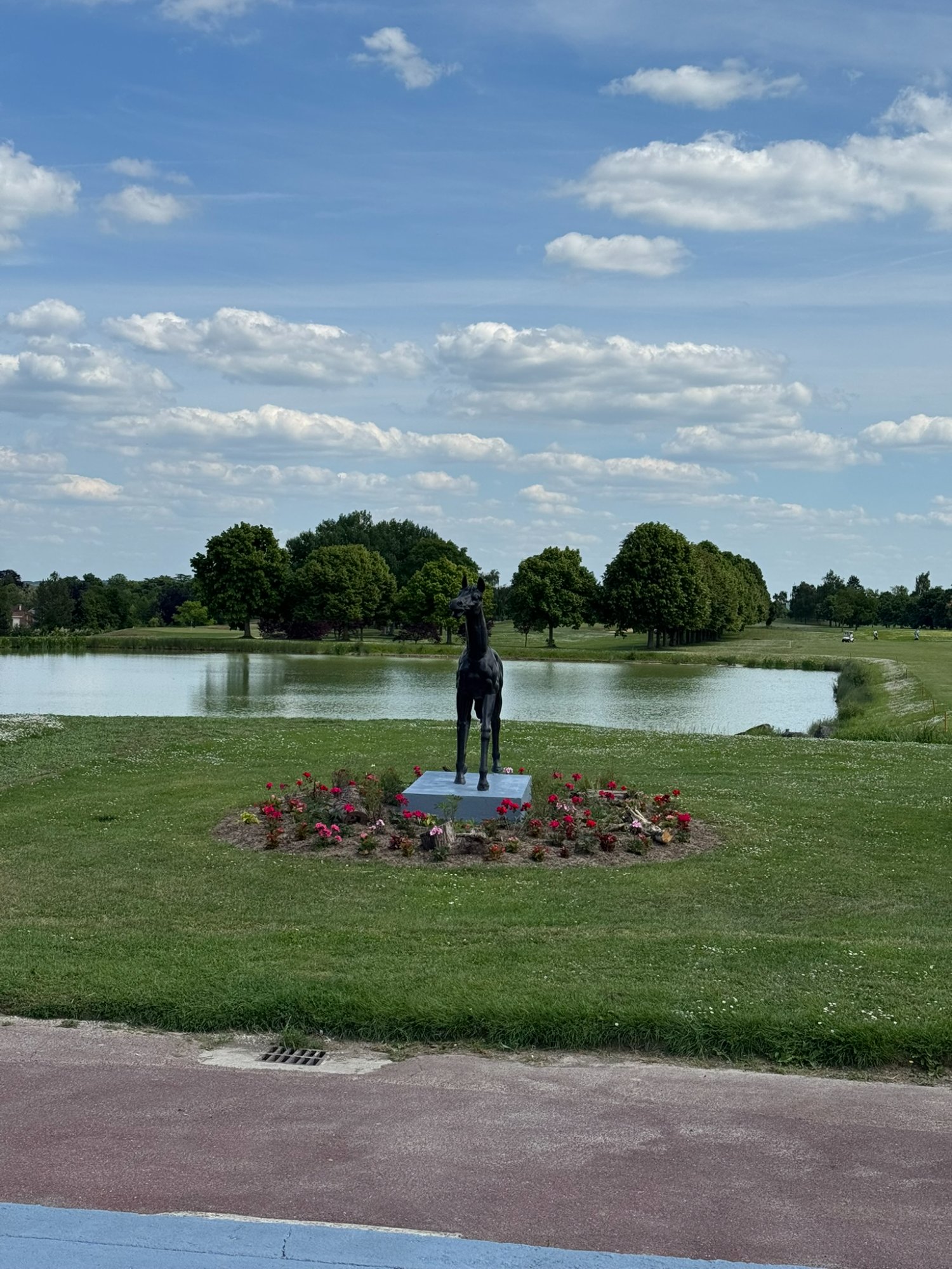 Golf de Mont Griffon - sculpture cheval, lac et fairway