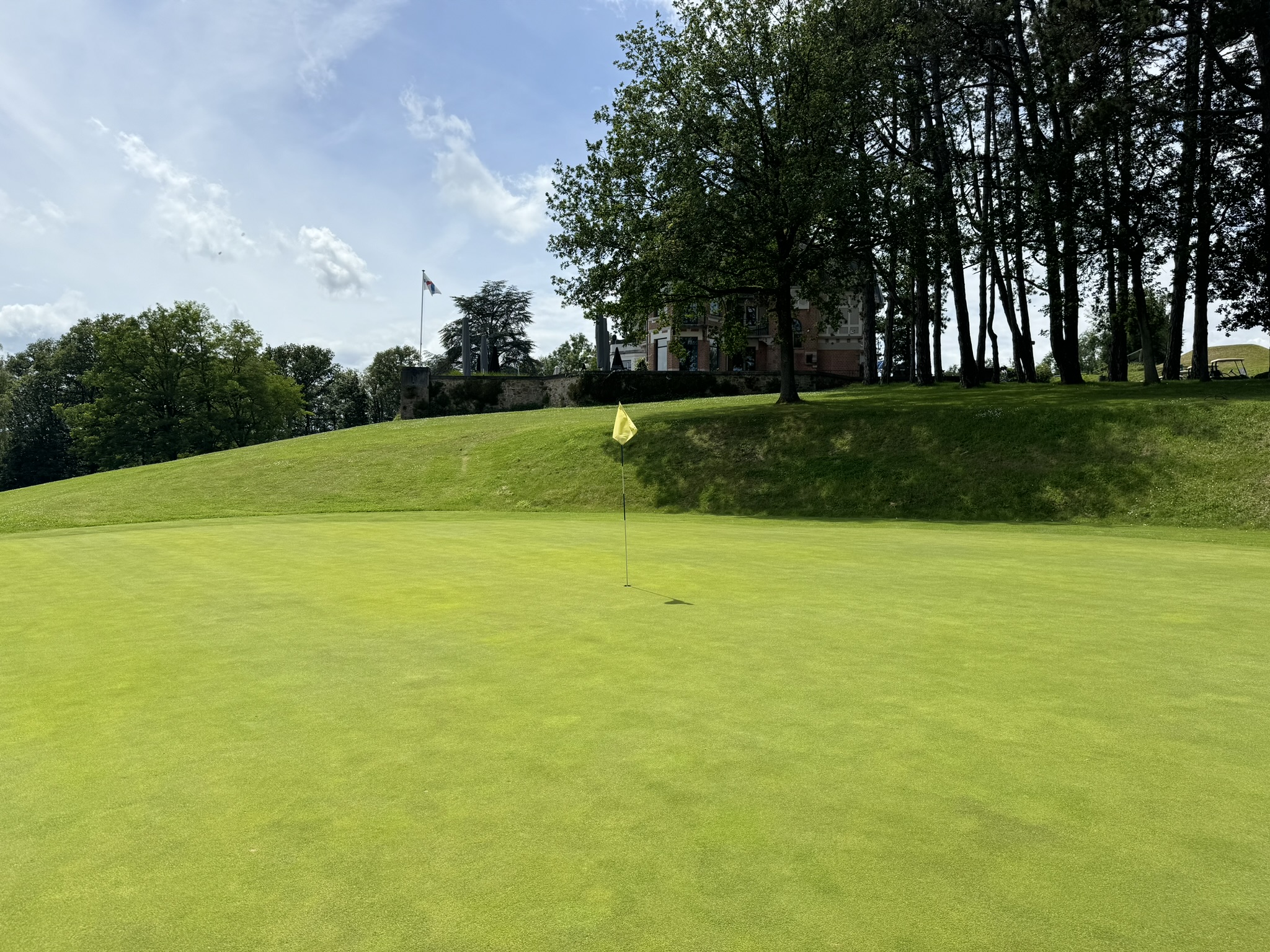 Golf de Rougemont - green avec club-house victorien en fond