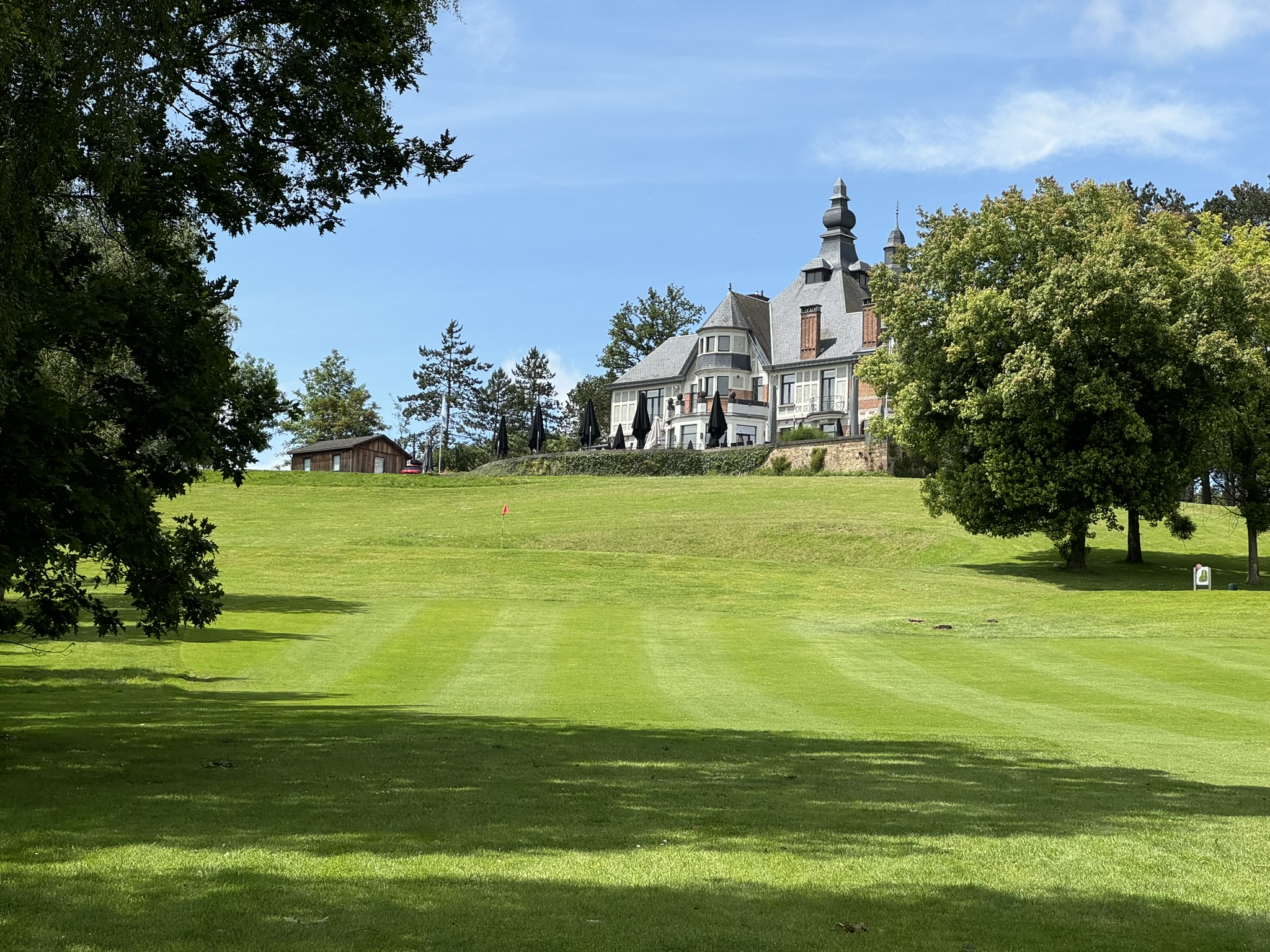 Golf de Rougemont - club-house victorien depuis le fairway