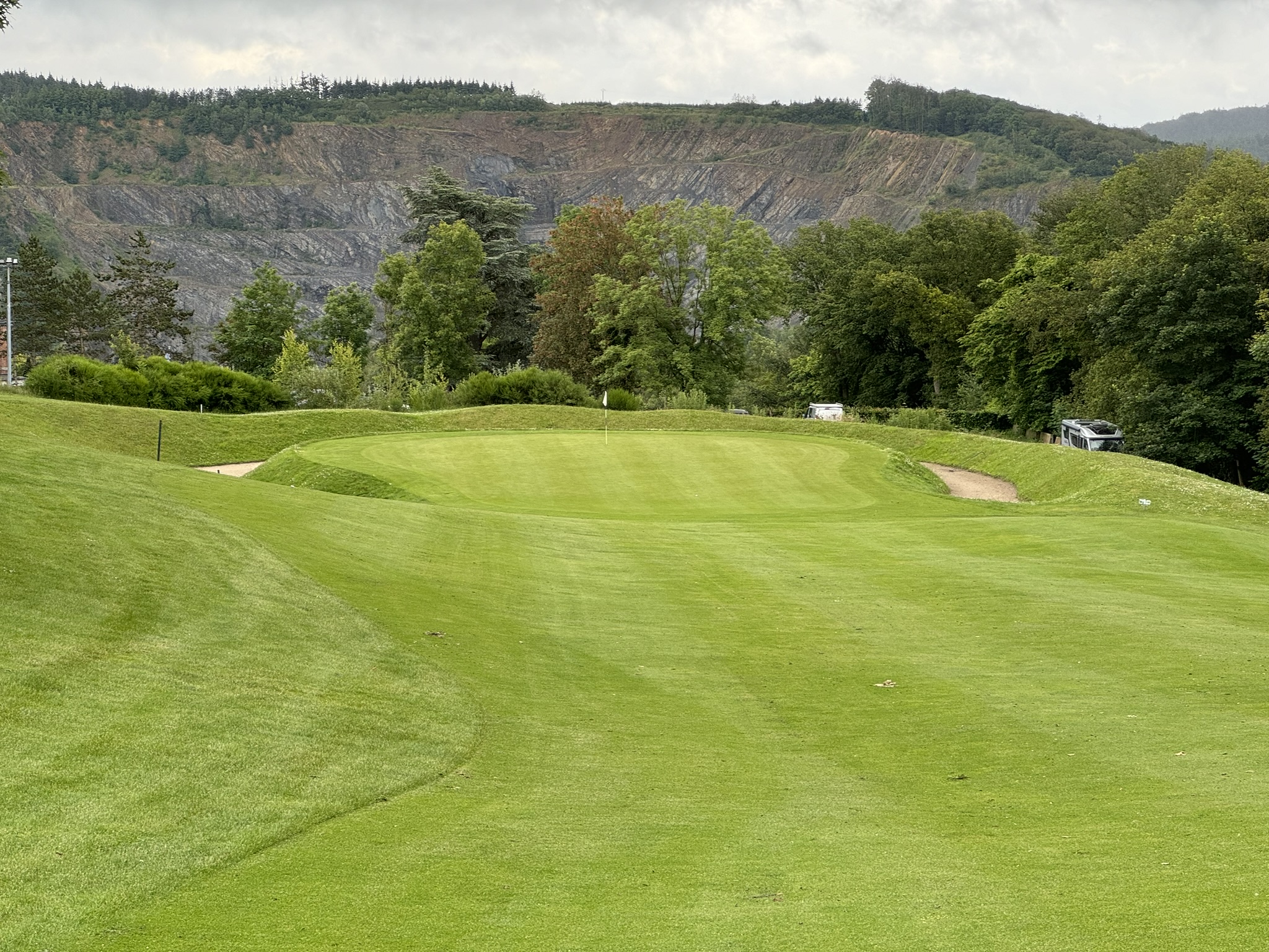 Golf de Rougemont - green avec bunkers et carrière en fond