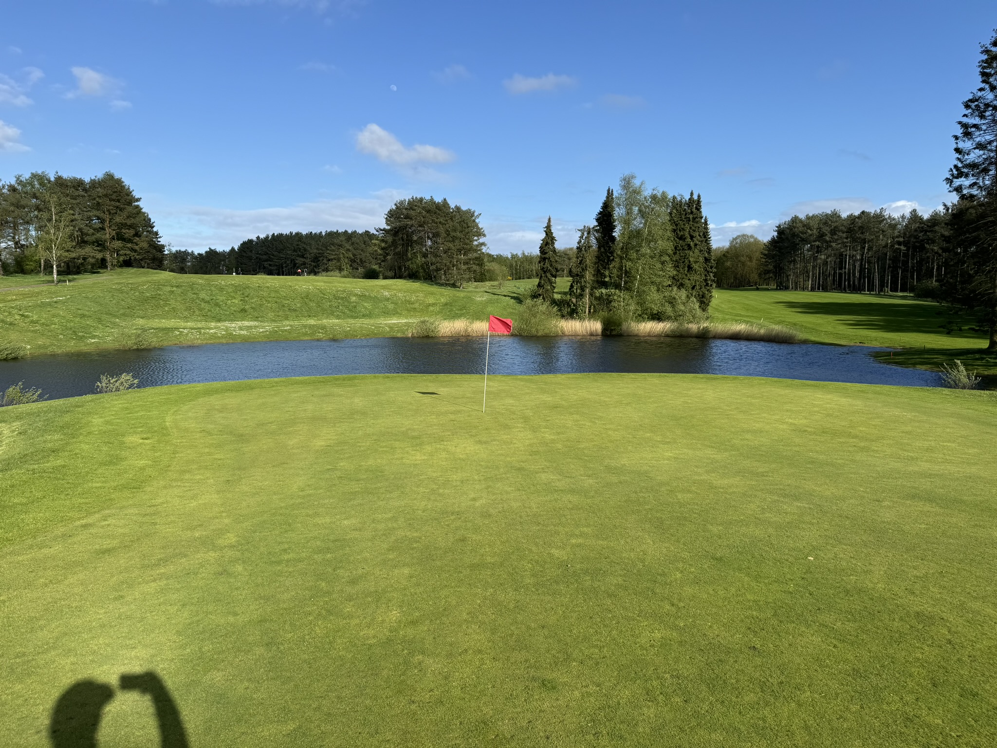 Golf Spiegelven - green avec drapeau rouge et étang miroir