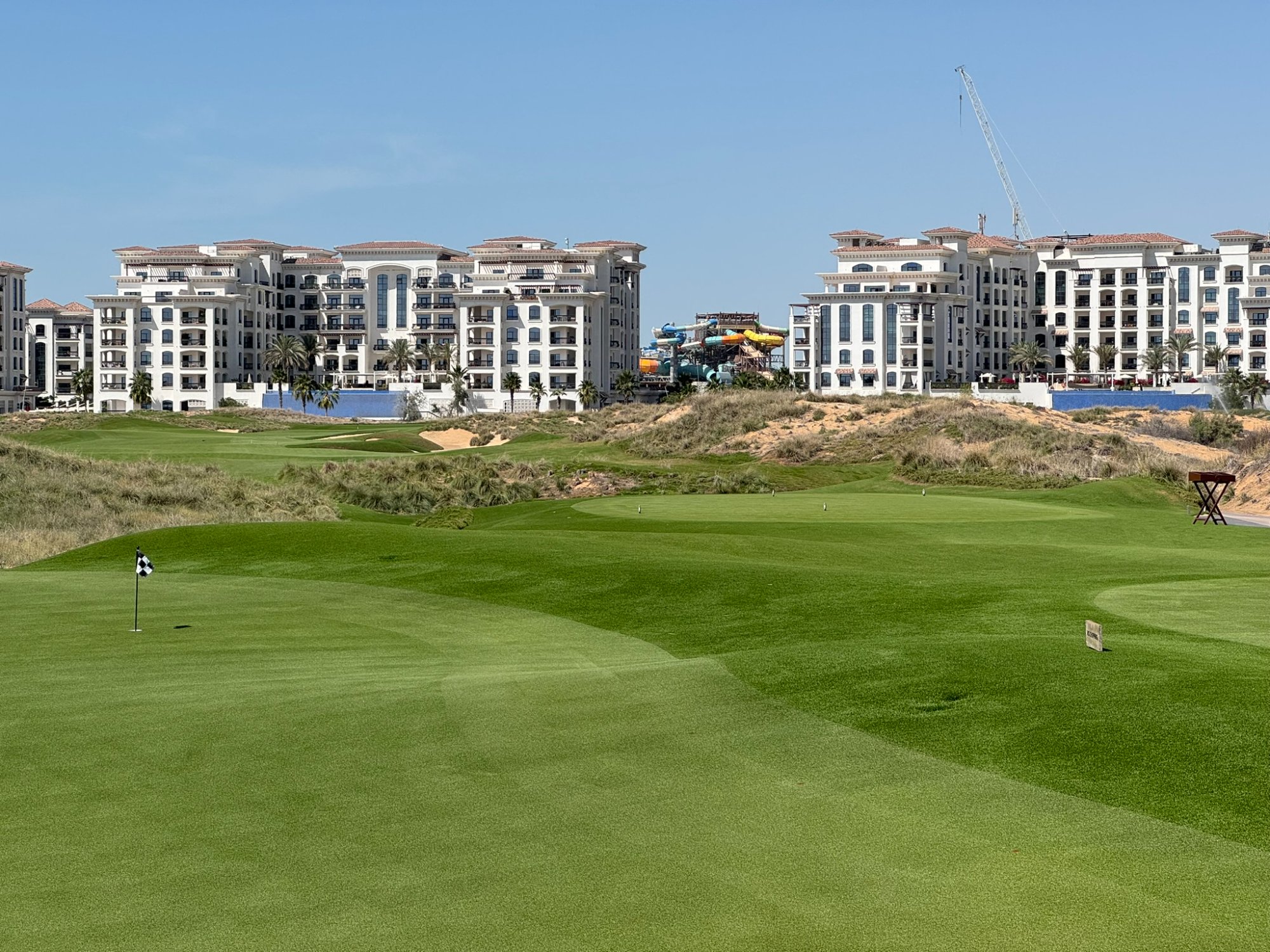 Yas Links - green avec hôtel et glissades en fond