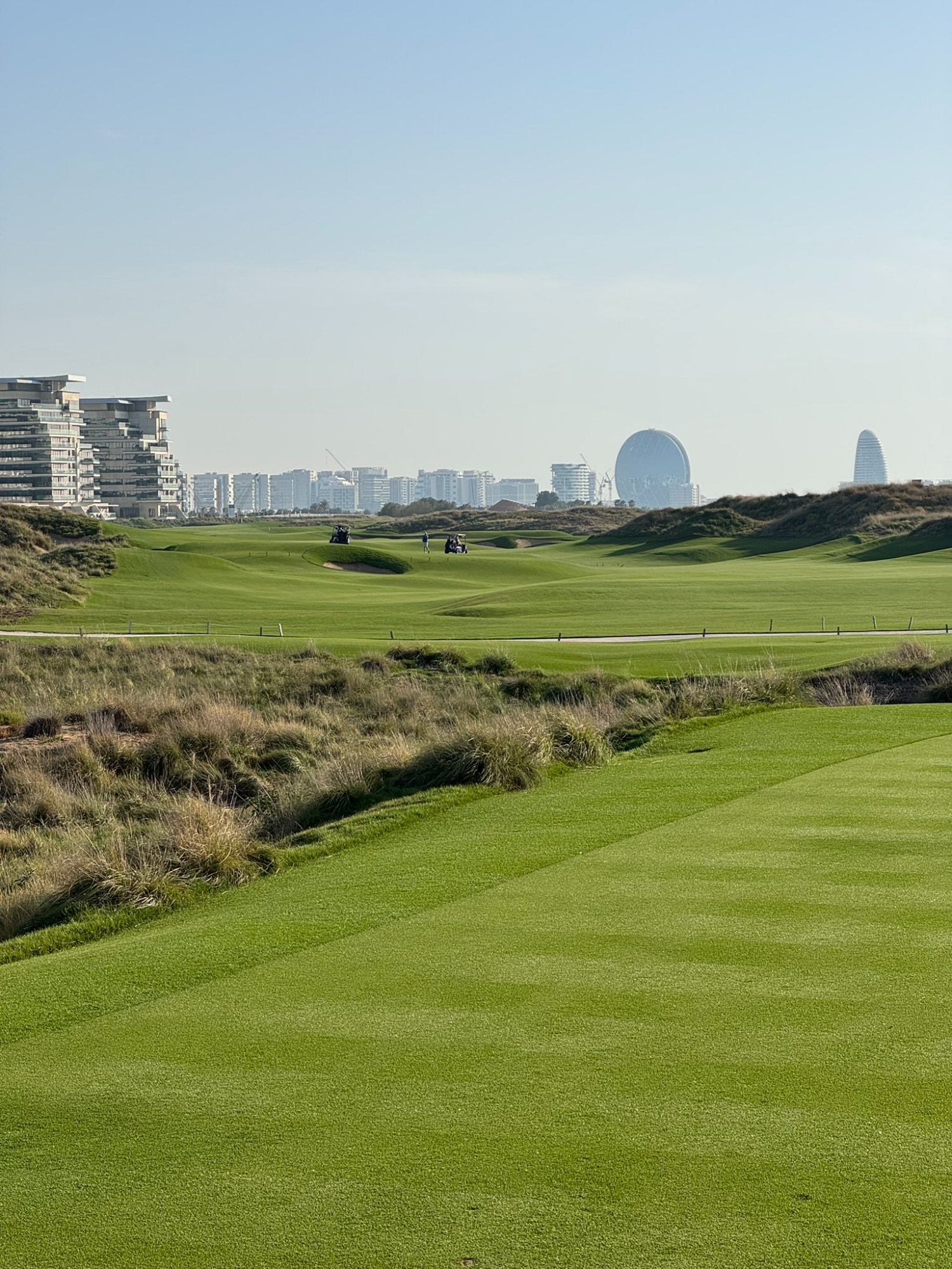 Yas Links - fairway links avec bunkers et skyline Abu Dhabi