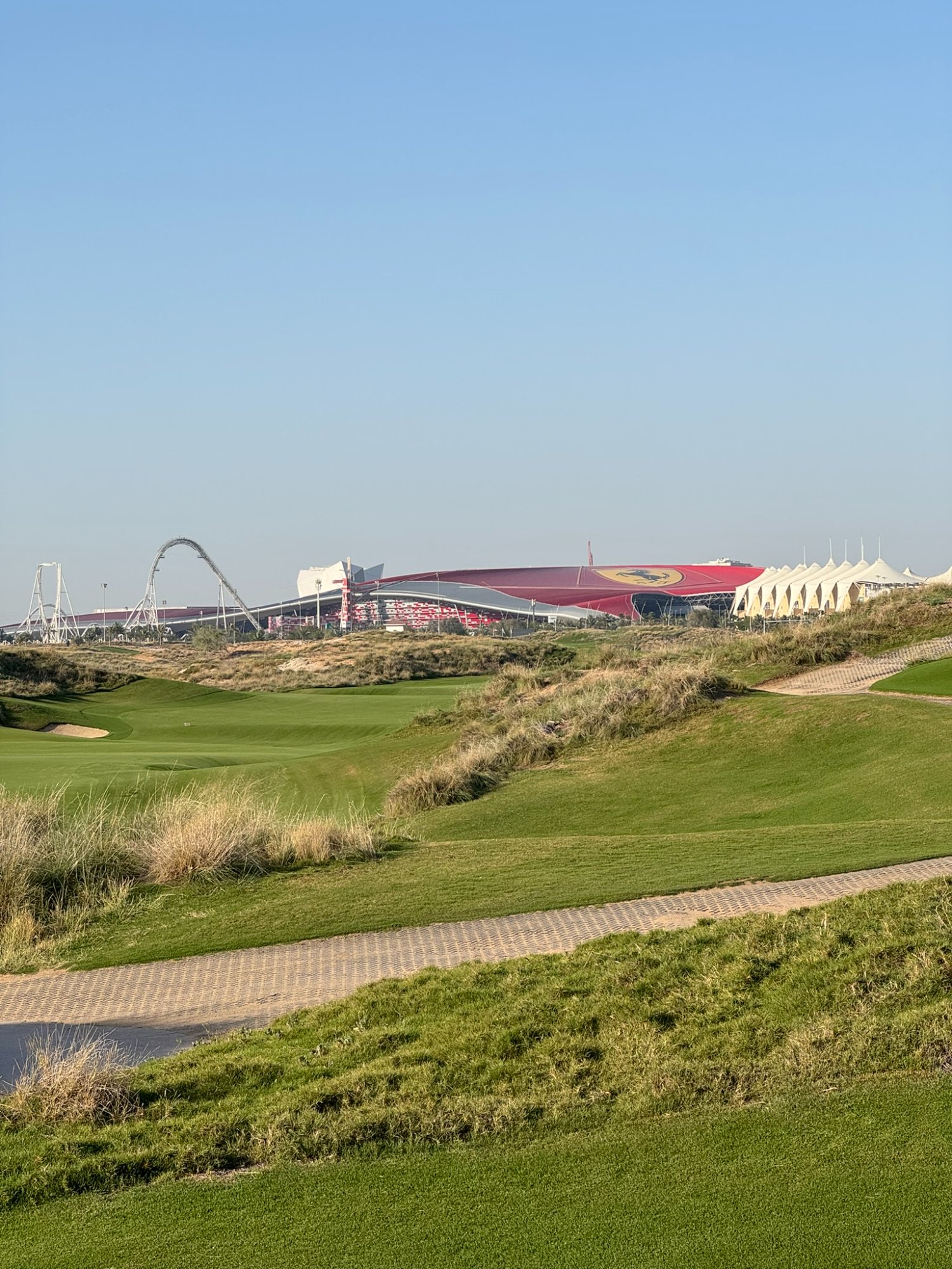 Yas Links - Ferrari World depuis le parcours