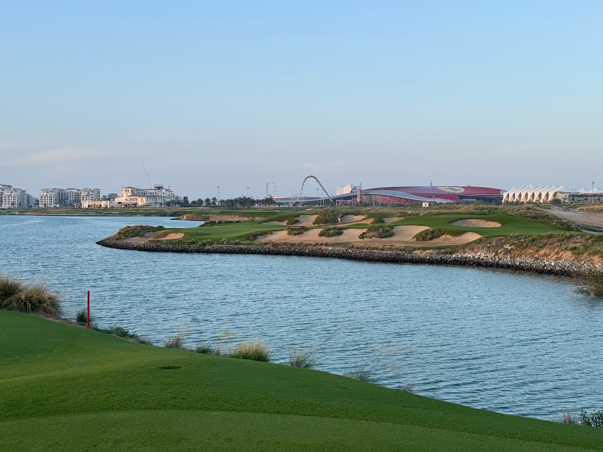 Yas Links - island green avec Ferrari World et le canal