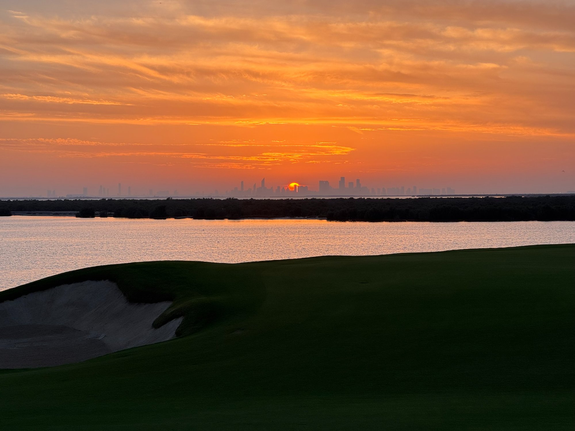 Yas Links - coucher de soleil sur le Golfe et le skyline
